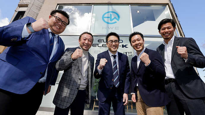南青山ショールーム前にて。ラウンドテーブル登壇者のみなさんがチャレンジへの決意を示す！ の図。左端が蕭社長。