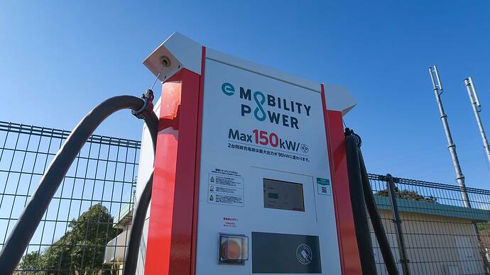 高速道路SAPAにも設置され始めた150kW器（新東名駿河湾沼津SA上り線）。