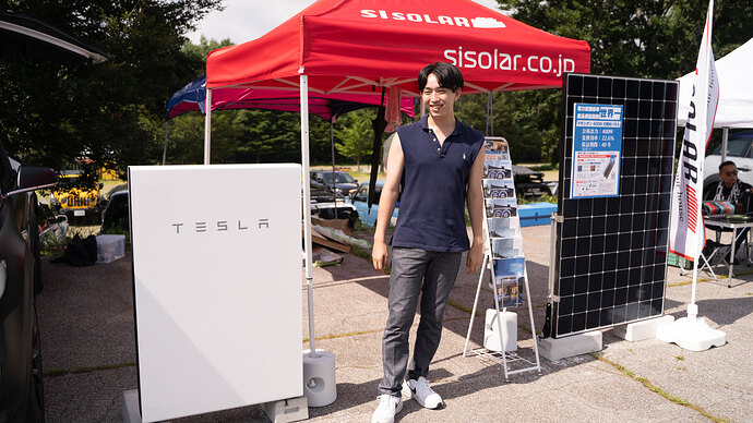 テスラのパワーウォールと耐久性抜群の太陽光パネルを展示していたSIソーラー。