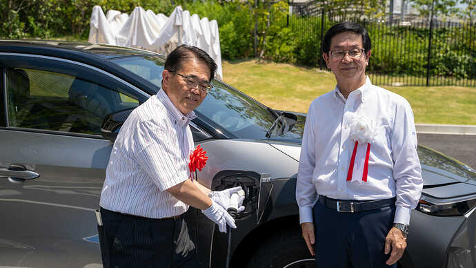 愛知県の大村知事(左)と日東工業の黒野社長(右)。