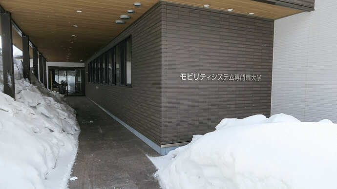校舎入り口の通路も雪の壁に囲まれていました。