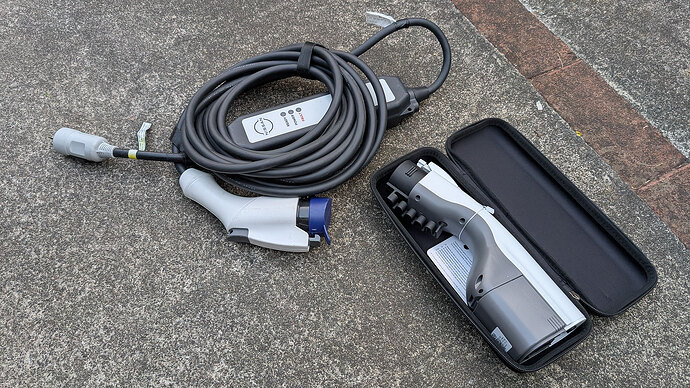 日産サクラで使っていた普通充電ケーブルはインスターでも問題なく使用できる。インスターには、V2Lアダプターが標準装備されている。