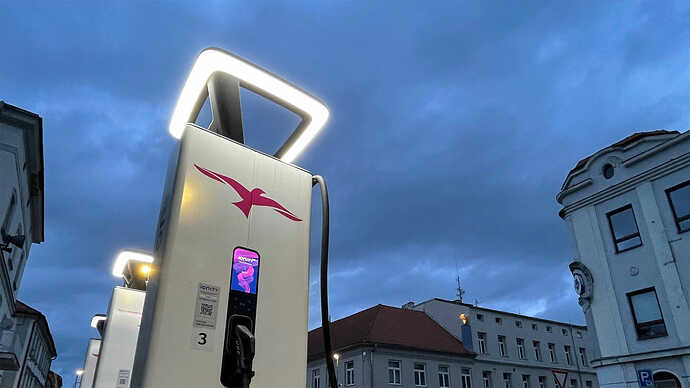 欧州の『IONITY』では最大350kWの急速充電ネットワーク構築を進めている。（画像はIONITYウェブサイトから引用）