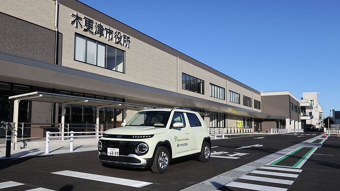 寄贈されたインスターのお披露目は、2026年1月5日に開庁予定の新庁舎前で行われました。