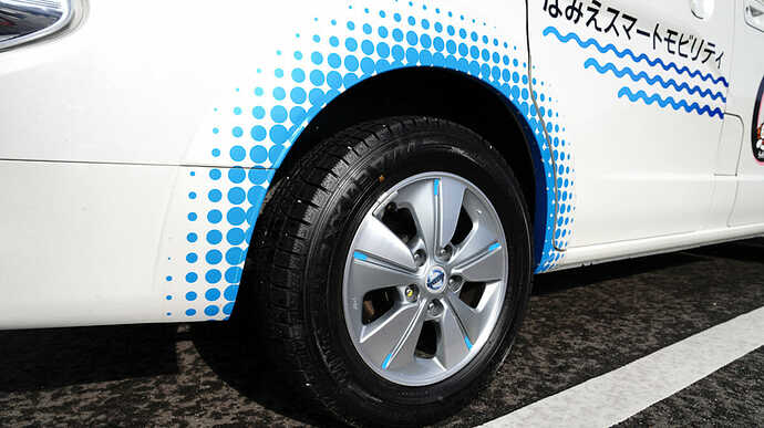 e-NV200のホイールキャップにも、ブルーのアクセントを配している。