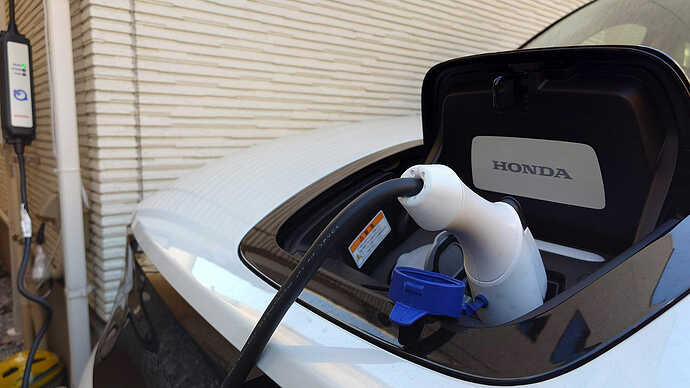 ディーラー経由で200Vコンセントを自宅駐車場に設置。工事費は10万円ほどかかってしまった。