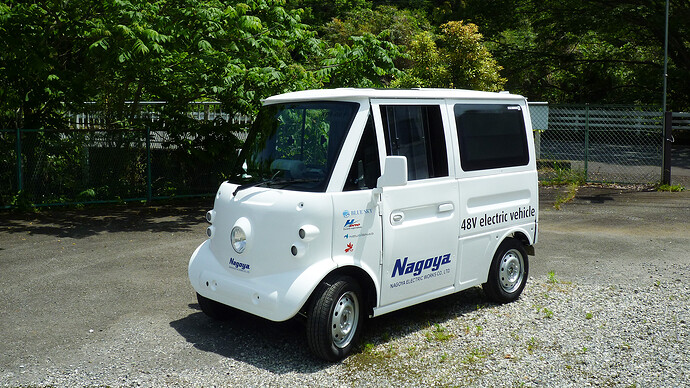 展示会出展用として自治体の災害対応向けの想定で、荷室側面と屋根に太陽光パネルを貼り、スターリンクを活用して情報発信する構想。