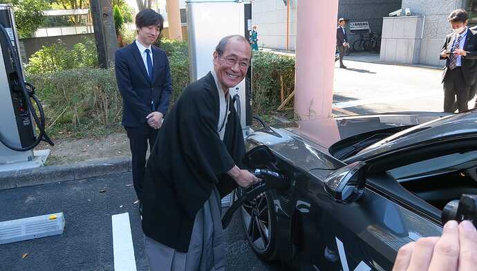 門川大作京都市長が和服姿で充電を実演。
