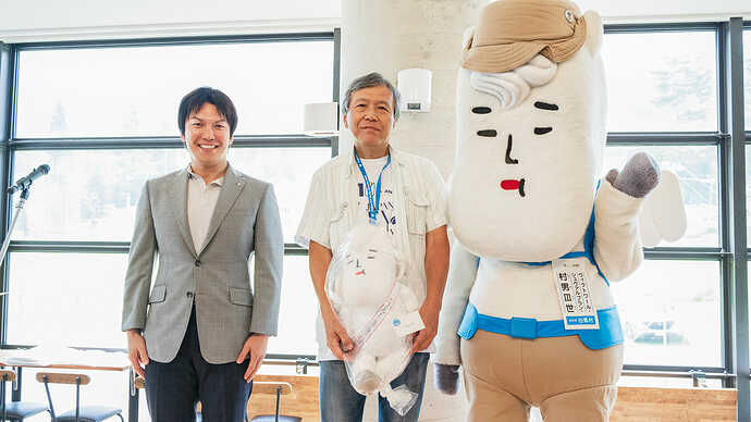 白馬村の丸山村長（左）が、最も遠方からの参加者に白馬村長賞を贈呈。