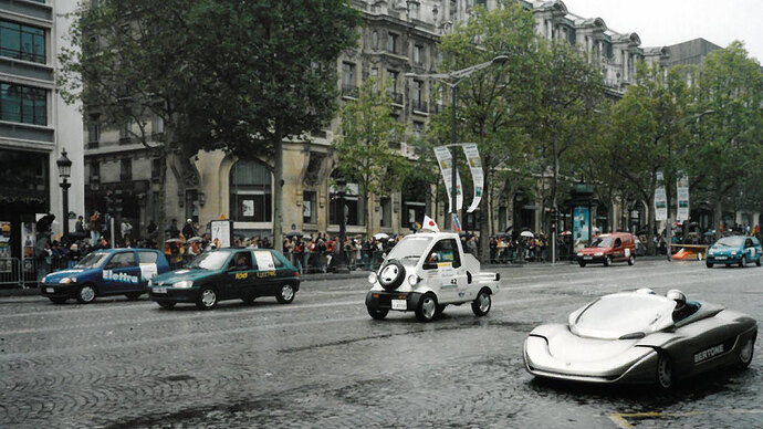 1998年、ミシュランが開催したビバンダムチャレンジに参加してパリのシャンゼリゼ通りを走るミゼットⅡ EV。ドライバーは御堀さん。（関連記事はこちら）
