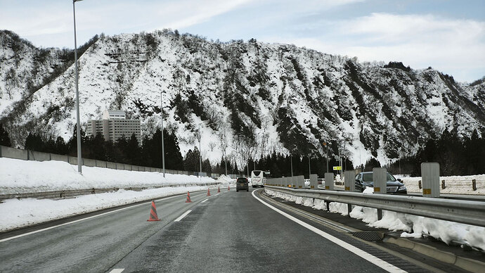 関越道も路面はドライ。会津を経由する山越えの国道にも雪はなかった。