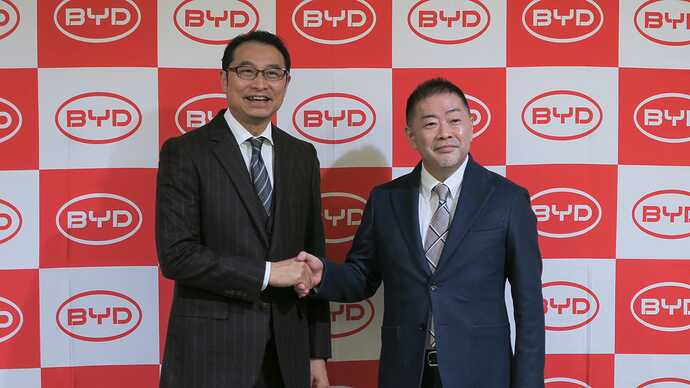 発表会で登壇したBYDジャパン劉学亮社長（左）と花田晋作副社長（右）。