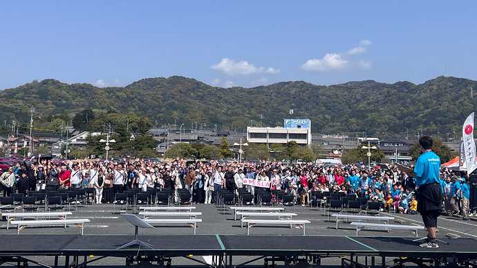 集合写真もウォーリーを探せ！ 状態の大盛況。