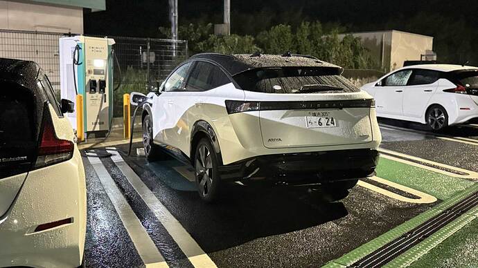 駿河湾沼津SA上りでの充電中に通り雨に降られた。同じ充電器（最大90kW。2台同時充電時は100kWを分割）でリーフもチャージ中だったが、最高出力は75kWまで上がった。確認はしなかったが、隣のリーフはすでに充電が終了していたか、満充電に近く出力が下がっていたと思われる。