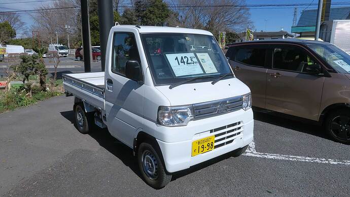 「電気の自動車」のなかでも人気が高いミニキャブミーブ トラック。ほぼ倍のバッテリーを搭載した日産サクラの中古と価格はほぼ同じでした。