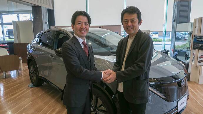 福島日産自動車株式会社の金子社長（左）と、テロワージュふくしま実行委員会委員長の北村さん（右）。
