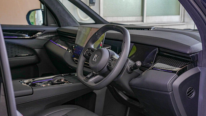 メーターディスプレイは小ぶりだが、運転中は視認性がいい大画面ヘッドアップディスプレイを見ることが多かった。