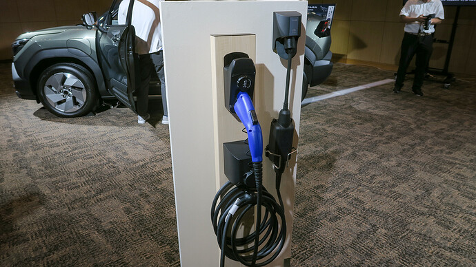 ダイヤルロック式の普通充電コネクターホルダー（10,340円）や、ケーブルを地面に引きずることなくすっきり収納できる充電ケーブル（28,600円）などのアクセサリー。実車発売前から、EVユーザーにしっかりヒアリングして開発されたことが感じられました。