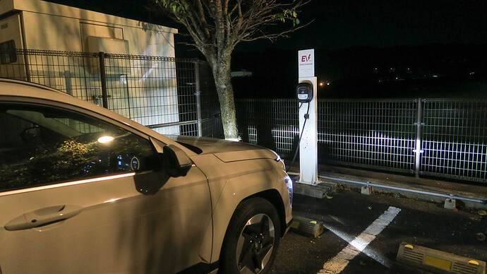 ホテルを移ってなんとか無事に充電開始。「ホテルに着けばOK」と思い、浜松SAで15分ほど充電しただけ＆120km/h巡航など快速ランだったので、SOC（電池残量）は11％でした。