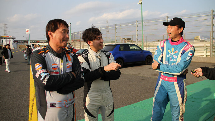 ゴール直後、熾烈な先頭争いを演じたドライバーが談笑。参戦者がそれぞれにレースを楽しんでいるのもEV-GPの魅力です。