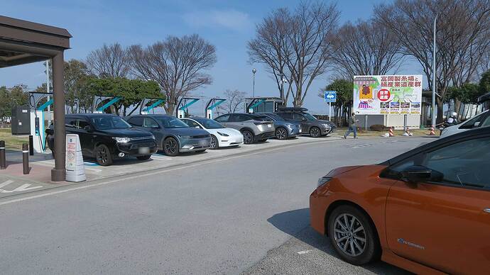 開設早々の上里SAでいきなり満車充電待ちに遭遇したこともありました。（2023年3月）
