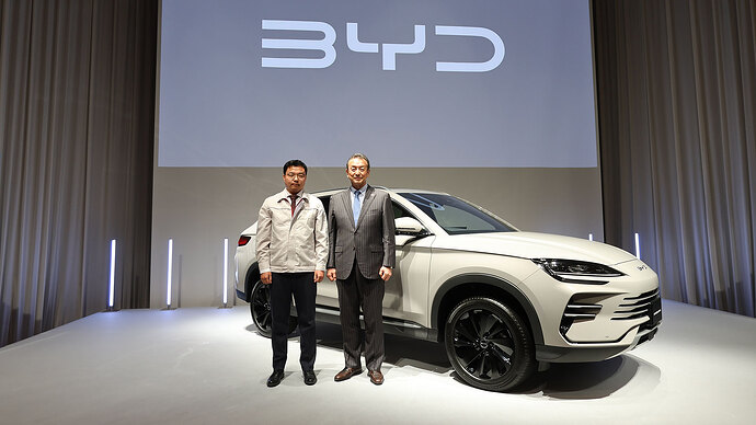 発表会で登壇したルー氏（左）と、BYDオートジャパンの東福寺社長。