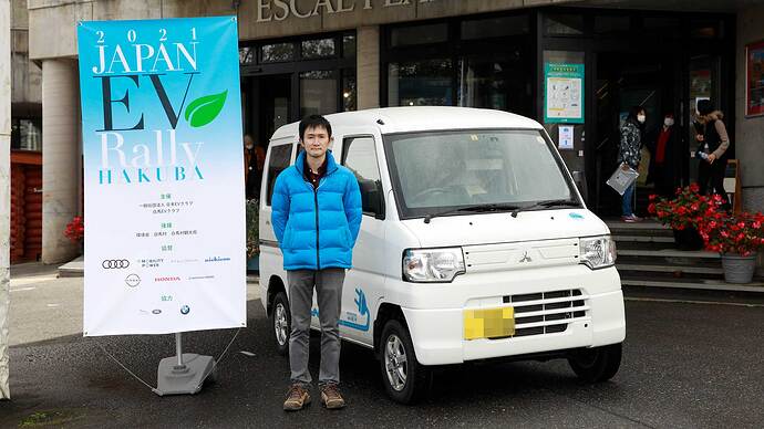 あぜくら山荘の渡辺さんと愛車のミニキャブ・ミーブ。（ジャパンEVラリー白馬2021にて）