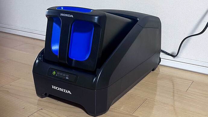 今回はバッテリー付きで購入したので、自宅の100Vコンセントでも充電可能。