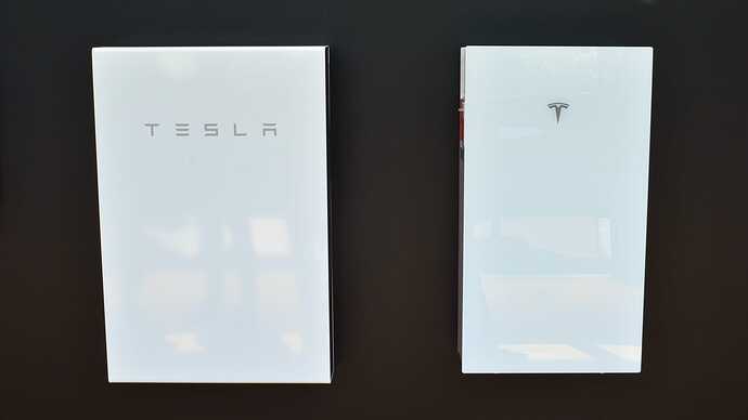 現在販売中のPowerwall 2（左）と、最新のPowerwall 3（右）。