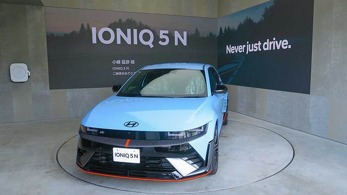 ボディカラーはN専用色のパフォーマンスブルー。ご自宅のガレージには、写真左に写っている充電器を設置してあるそうです。