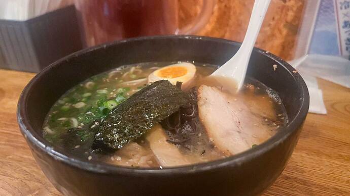 夕食は牛骨ラーメンをいただきました。日曜の夕方にもかかわらず、鳥取駅周辺の飲食店は閑散。事前に調べておいた目当ての店もことごとく閉店していました。地方創生を掲げる石破新総理のお膝元ということもあり、今後の鳥取県の動向も注目されます。