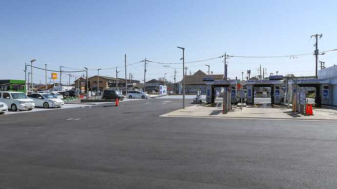 広々とした洗車場。給油が不要なEV乗りにはありがたい。