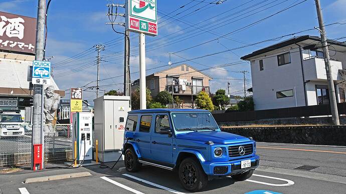 最近はコンビニ駐車場などにも最大90kWの2口器が増えています。