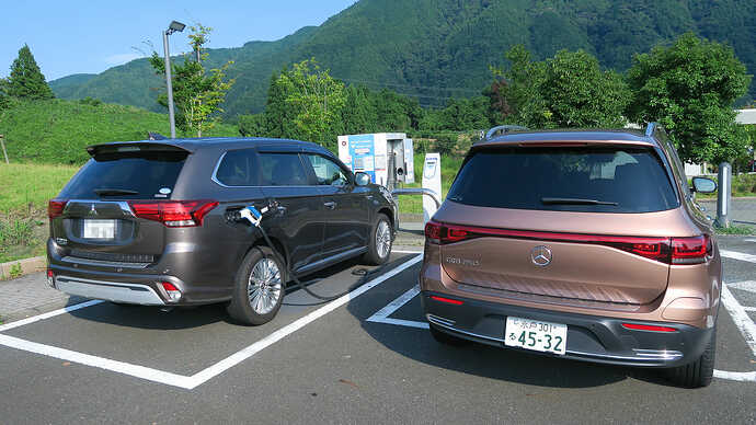 清水PAではアウトランダーPHEVが3分ほど前に充電開始したばかりだったので、スルー。