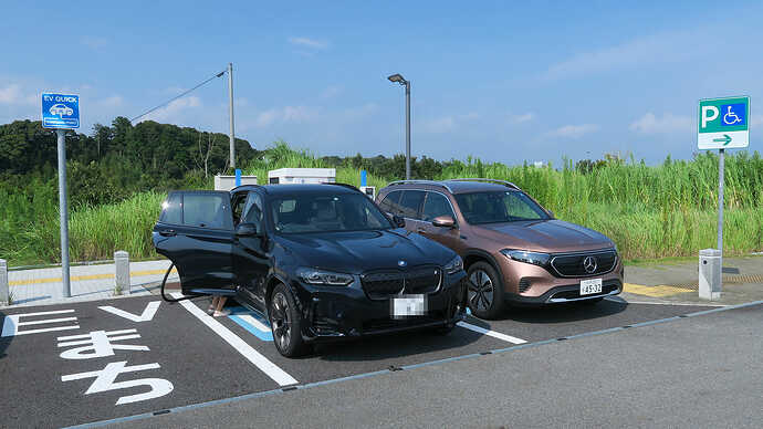 90kW2本出し器で充電開始10分くらいで、BMW iX3が並んで充電となりました。