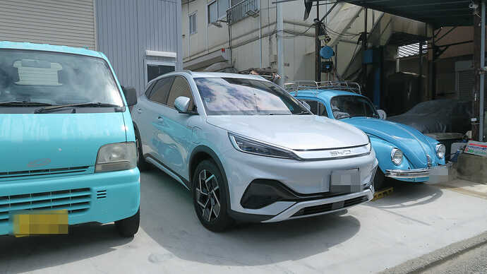 オズの駐車場にATTO3！ 手前の軽トラも奥のビートルも改造電気自動車です。