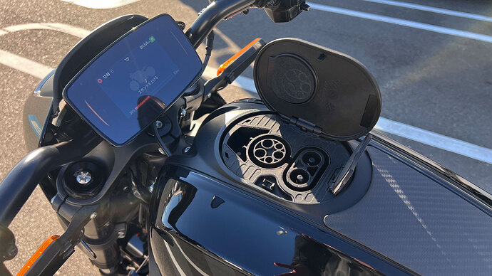 ライブワイヤーワンの充電口。