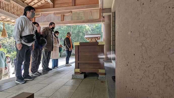 参加者みんなで安房神社に参拝。