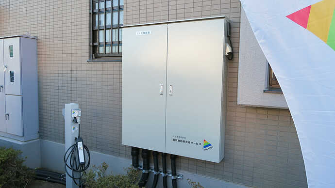 壁面のボックスに、漏電ブレーカーやWeChargeHubの機器が収められています。