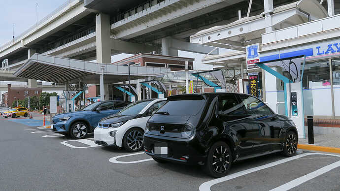 大黒PAでは「宇都宮と横浜を頻繁に往復している」というmartyさんのホンダe、同じC40の試乗取材に来ていたメディアの方のBMW i3と並んで充電。