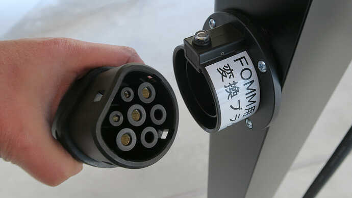 C+podが置かれていた小型モビリティコーナーの充電器には、FOMMのタイプ2用アダプターも用意されていたので、FOMMを配置することも想定しているかもしれません。