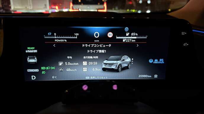 メーター上部が緑色の時はプロパイロット走行中、手放し運転も可能なプロパイロット2.0になると青に変わる。昼間には気づかなかったが、アンビエントライトも一緒に緑や青に変わる。
