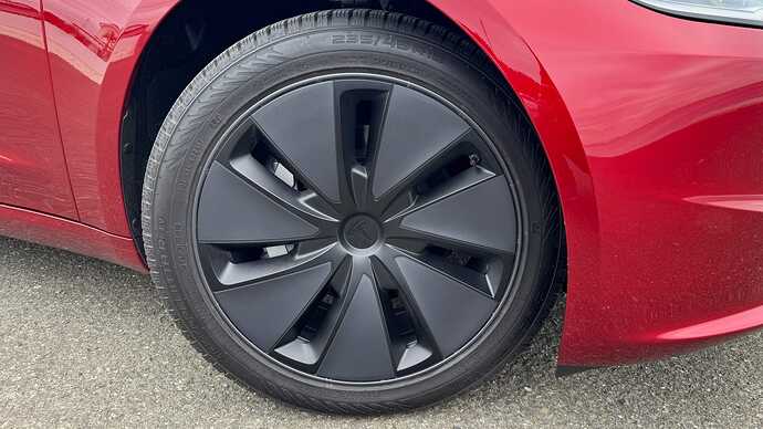 装着タイヤはnokian TIRESのHAKKAPELIITTA R5 EVという銘柄のスタッドレスで、サイズは235/45R18だった。