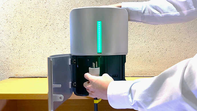 EV用200Vコンセントを制御するスマートコンセントを開発。車載ケーブルを使って充電します。有料設置の場合も、スマートコンセントの価格は2万円以下程度に抑える計画ということでした。