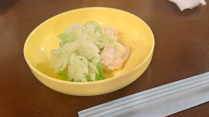 犬用のメニューも用意されています。食べやすいキャベツとささみをチョイスしてポムも完食。