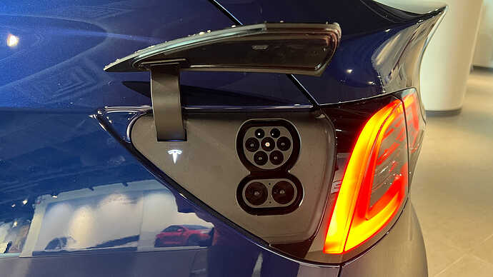 新宿の展示車の充電口は香港モデルのCCS2。日本仕様はテスラコネクターになります。