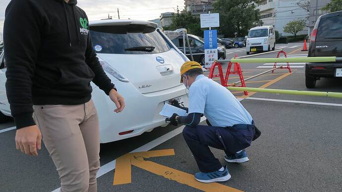 係の方に封印していただいて、ミッションコンプリート！ 「今年の冬はこのリーフで白馬へスノボに行こうかな」と古川さん。ハッピー＆快適だと思います！