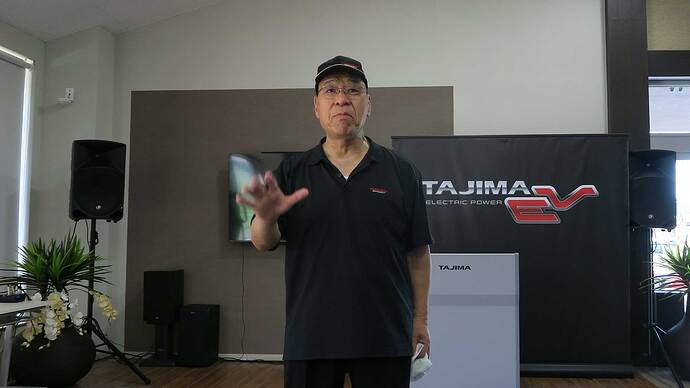 発表会でプレゼンテーションする田嶋氏。