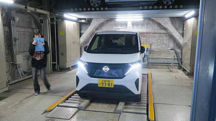 ビル裏手のタワーパーキングから発着。
