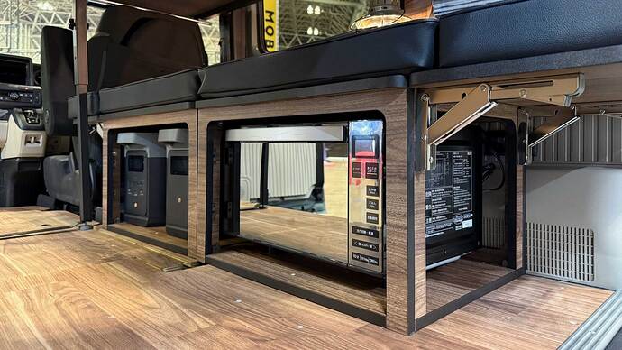 ベッド下の収納。展示車両はポータブル電源＋エクストラバッテリー＋電子レンジの構成。